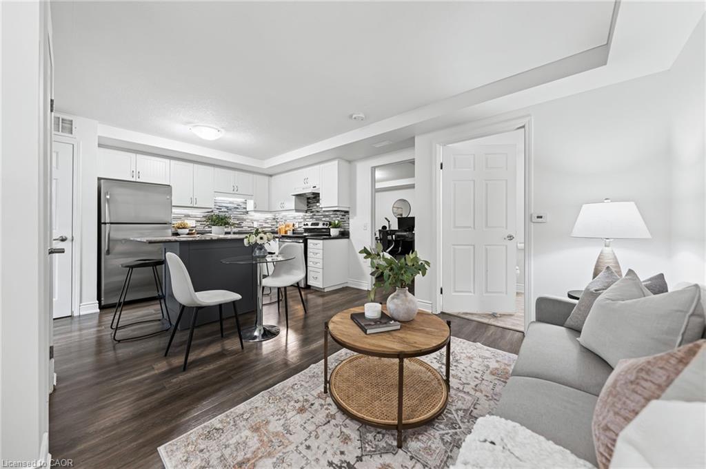 6E-1460 Highland Road W, Kitchener, ON - Indoor Photo Showing Living Room