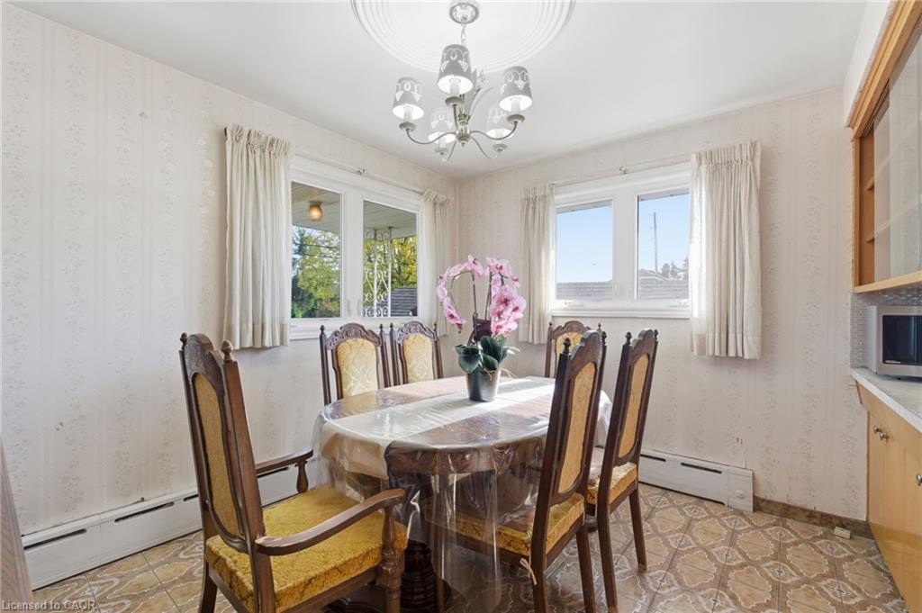 247 Grantham Avenue, St. Catharines, ON - Indoor Photo Showing Dining Room