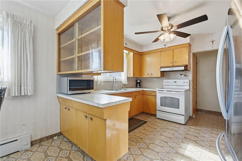 247 Grantham Avenue, St. Catharines, ON - Indoor Photo Showing Kitchen