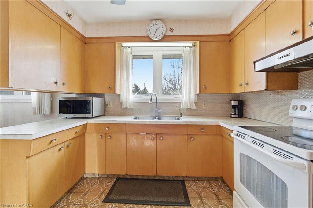 247 Grantham Avenue, St. Catharines, ON - Indoor Photo Showing Kitchen With Double Sink