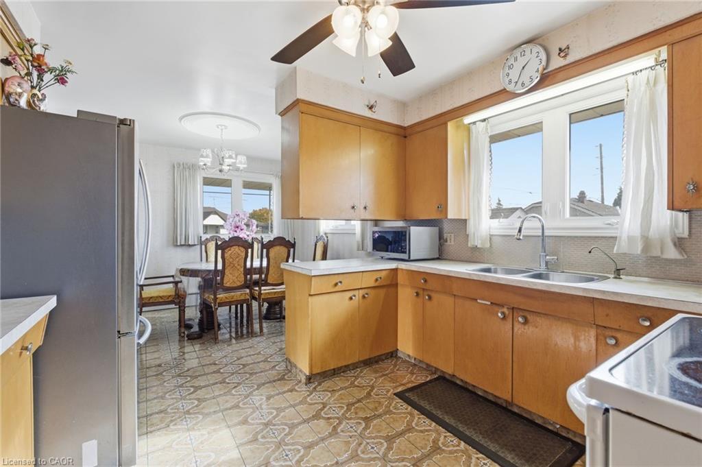 247 Grantham Avenue, St. Catharines, ON - Indoor Photo Showing Kitchen With Double Sink