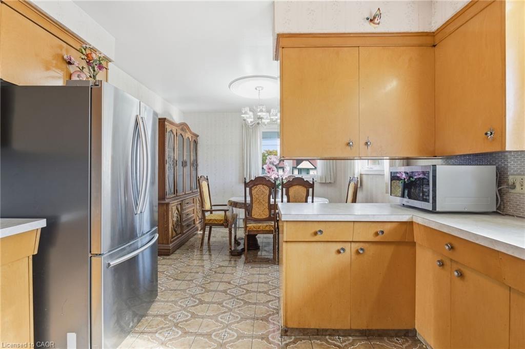 247 Grantham Avenue, St. Catharines, ON - Indoor Photo Showing Kitchen