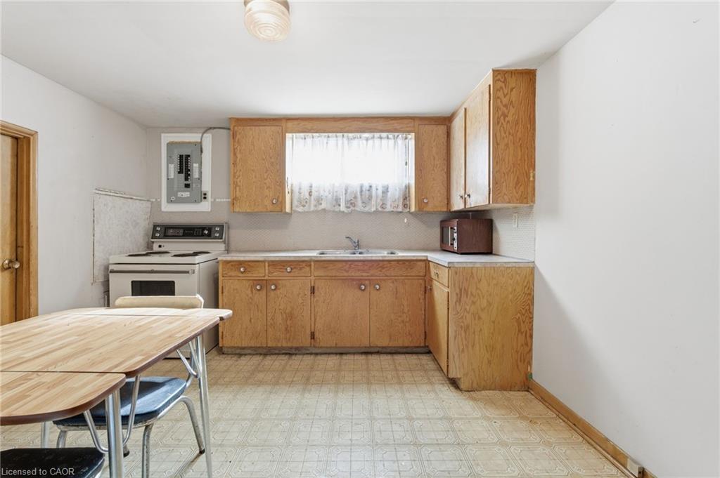 247 Grantham Avenue, St. Catharines, ON - Indoor Photo Showing Kitchen