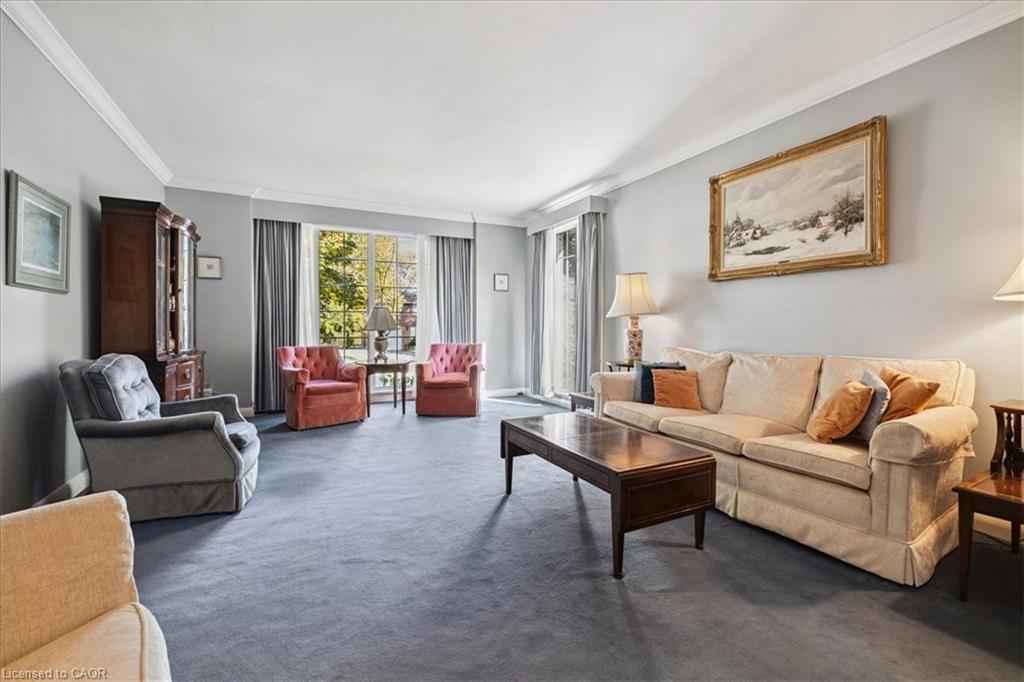 222 Strathcona Drive, Burlington, ON - Indoor Photo Showing Living Room
