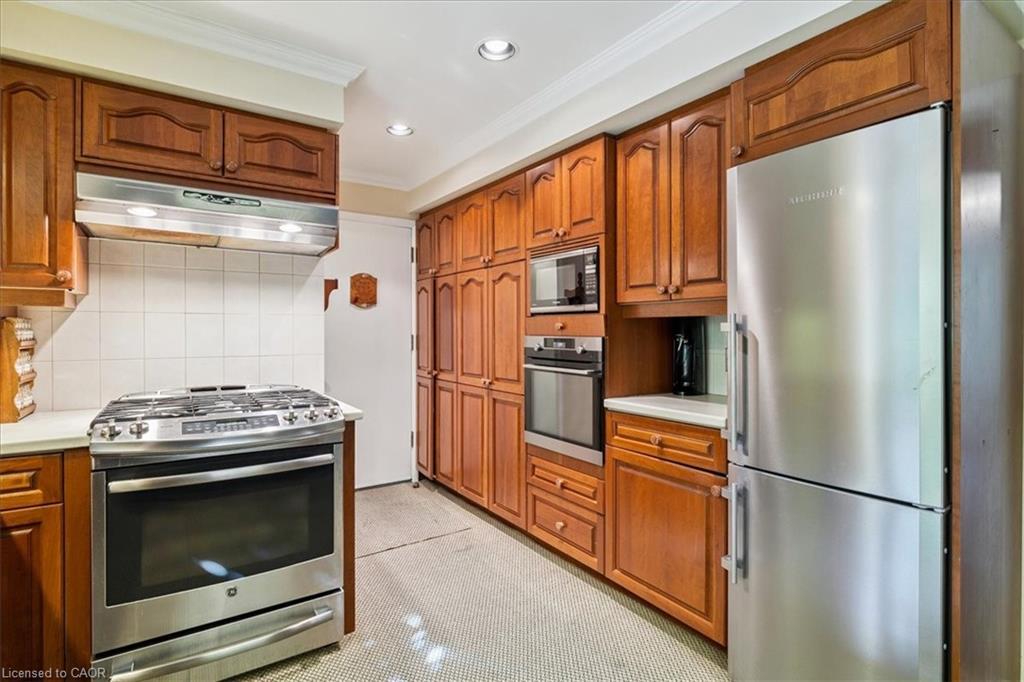 222 Strathcona Drive, Burlington, ON - Indoor Photo Showing Kitchen