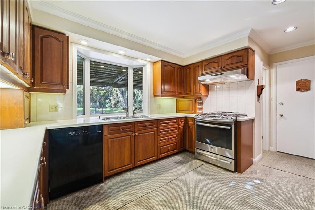 222 Strathcona Drive, Burlington, ON - Indoor Photo Showing Kitchen