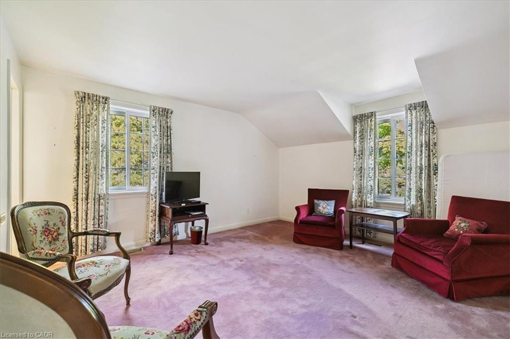 222 Strathcona Drive, Burlington, ON - Indoor Photo Showing Living Room