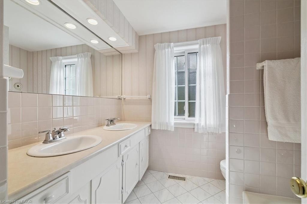222 Strathcona Drive, Burlington, ON - Indoor Photo Showing Bathroom