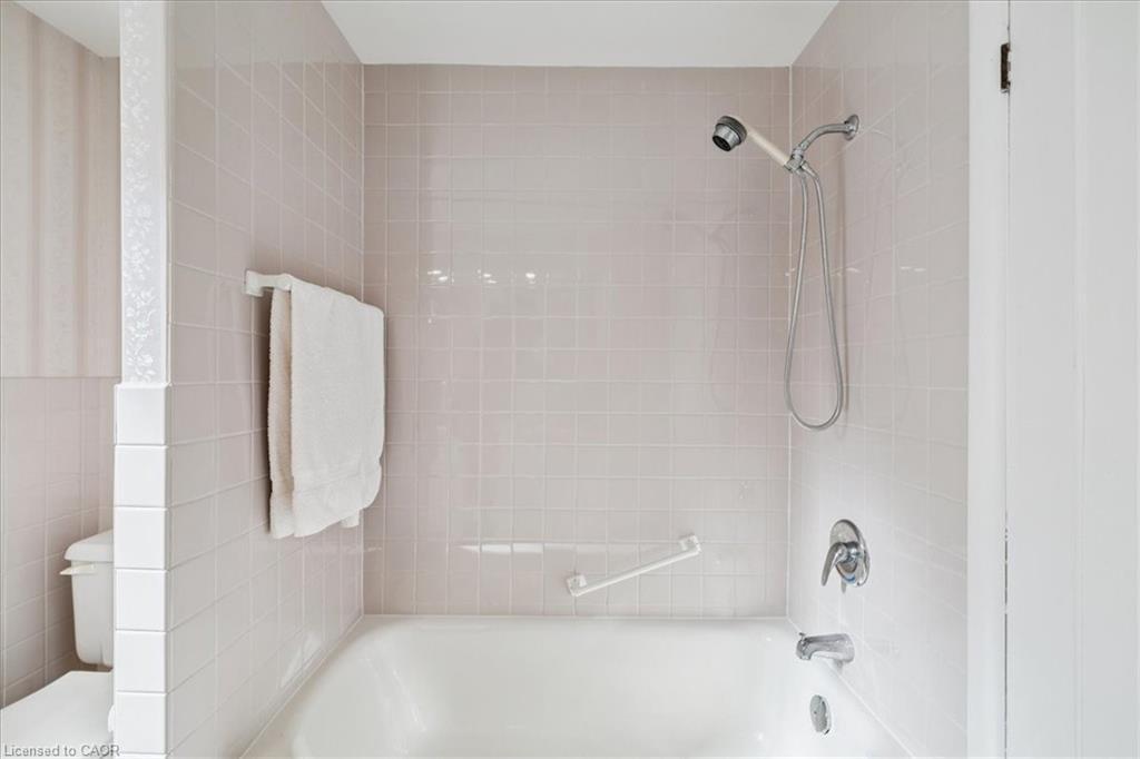 222 Strathcona Drive, Burlington, ON - Indoor Photo Showing Bathroom