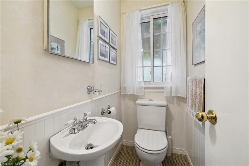 222 Strathcona Drive, Burlington, ON - Indoor Photo Showing Bathroom