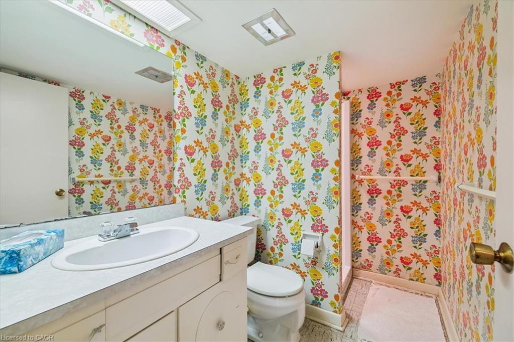 222 Strathcona Drive, Burlington, ON - Indoor Photo Showing Bathroom