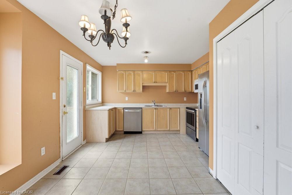5656 Rosaline Road, Burlington, ON - Indoor Photo Showing Kitchen