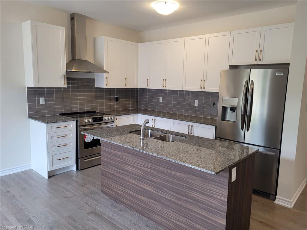133 Berkely Street, Wasaga Beach, ON - Indoor Photo Showing Kitchen With Stainless Steel Kitchen With Double Sink With Upgraded Kitchen