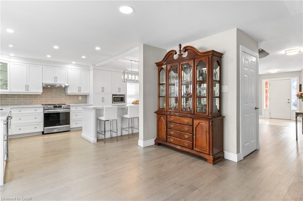 86 Santa Maria Drive, Cambridge, ON - Indoor Photo Showing Kitchen With Upgraded Kitchen