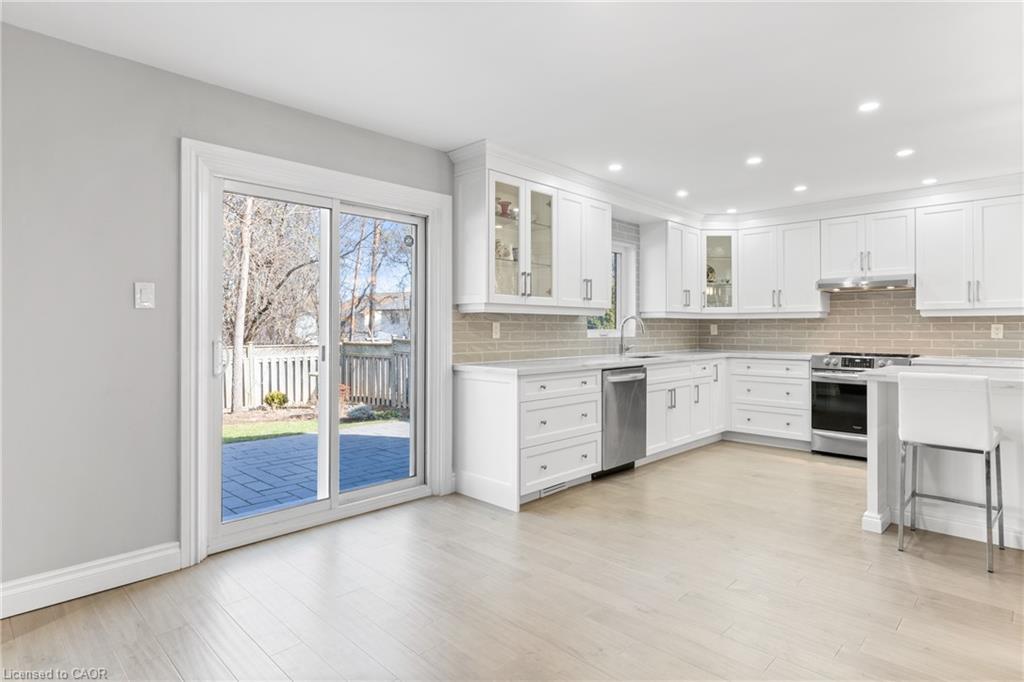 86 Santa Maria Drive, Cambridge, ON - Indoor Photo Showing Kitchen With Upgraded Kitchen