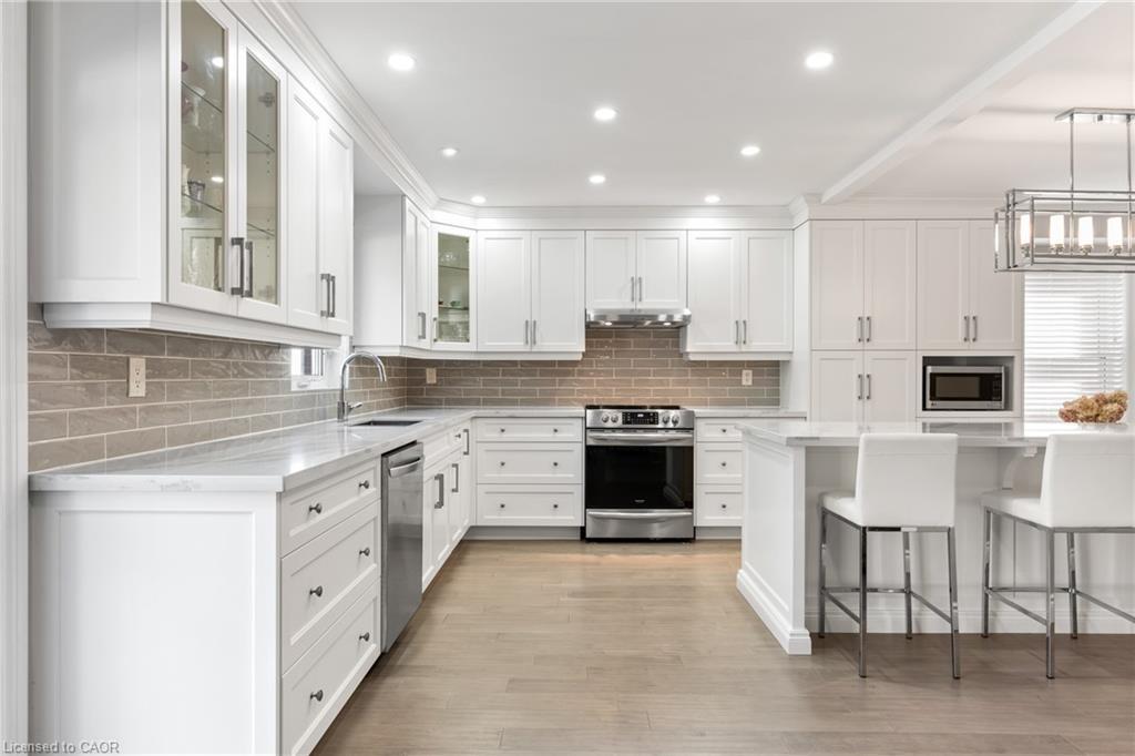 86 Santa Maria Drive, Cambridge, ON - Indoor Photo Showing Kitchen With Upgraded Kitchen