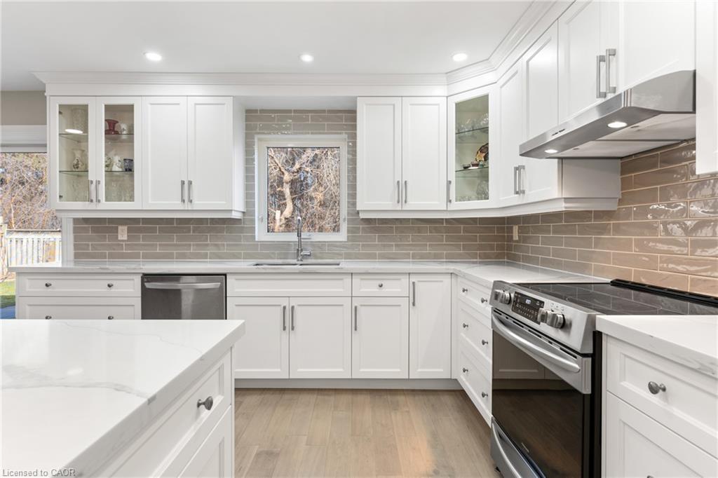 86 Santa Maria Drive, Cambridge, ON - Indoor Photo Showing Kitchen With Upgraded Kitchen