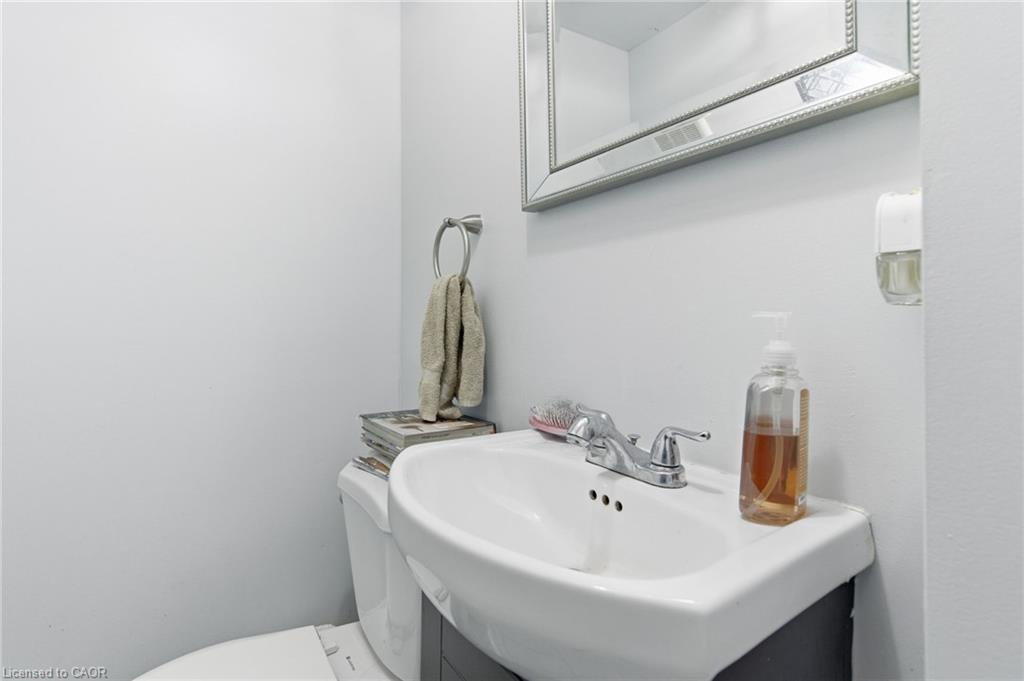 75 Niagara Street, Hamilton, ON - Indoor Photo Showing Bathroom