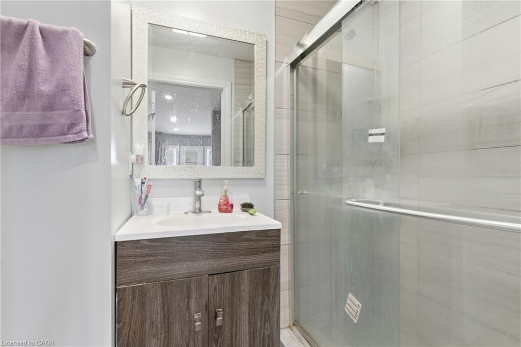 75 Niagara Street, Hamilton, ON - Indoor Photo Showing Bathroom