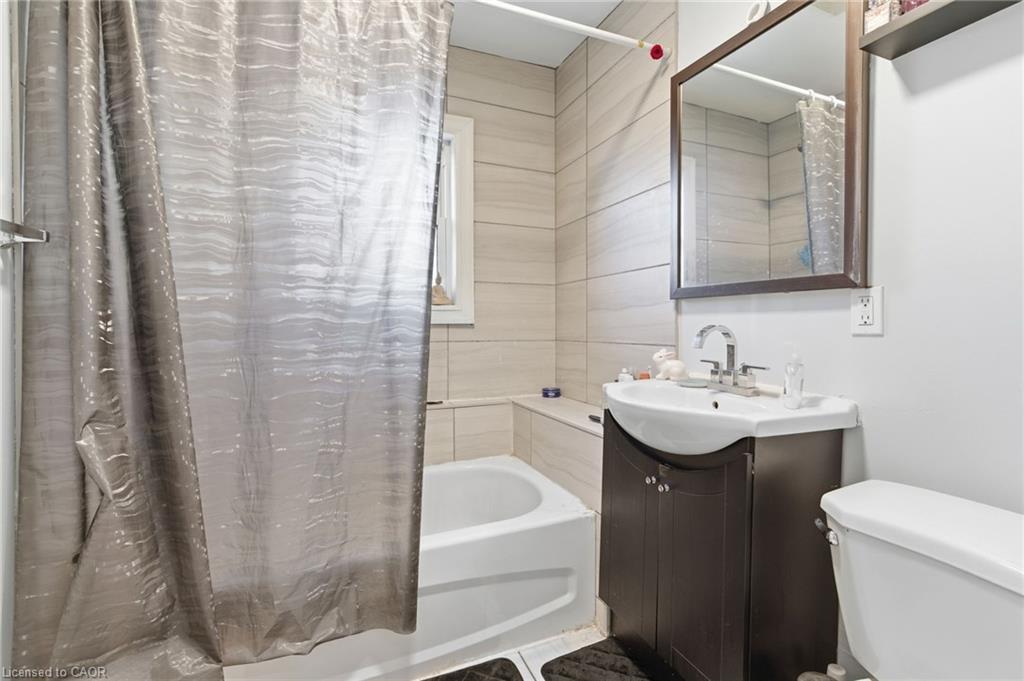 75 Niagara Street, Hamilton, ON - Indoor Photo Showing Bathroom