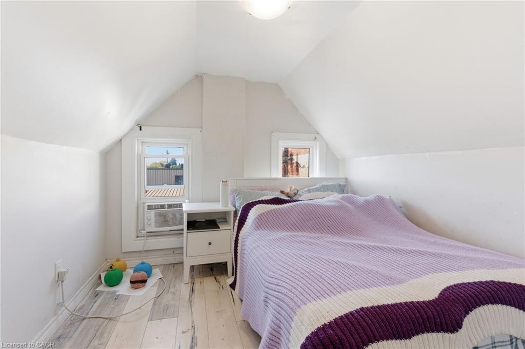 75 Niagara Street, Hamilton, ON - Indoor Photo Showing Bedroom