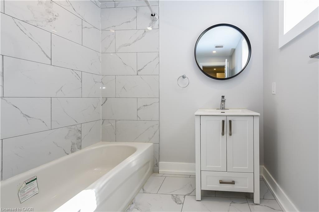 78 Balmoral Avenue N, Hamilton, ON - Indoor Photo Showing Bathroom