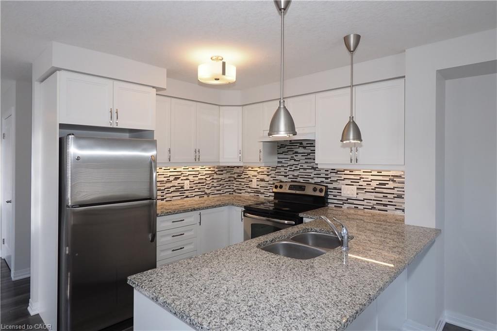 181 South Creek Drive, Kitchener, ON - Indoor Photo Showing Kitchen With Double Sink With Upgraded Kitchen