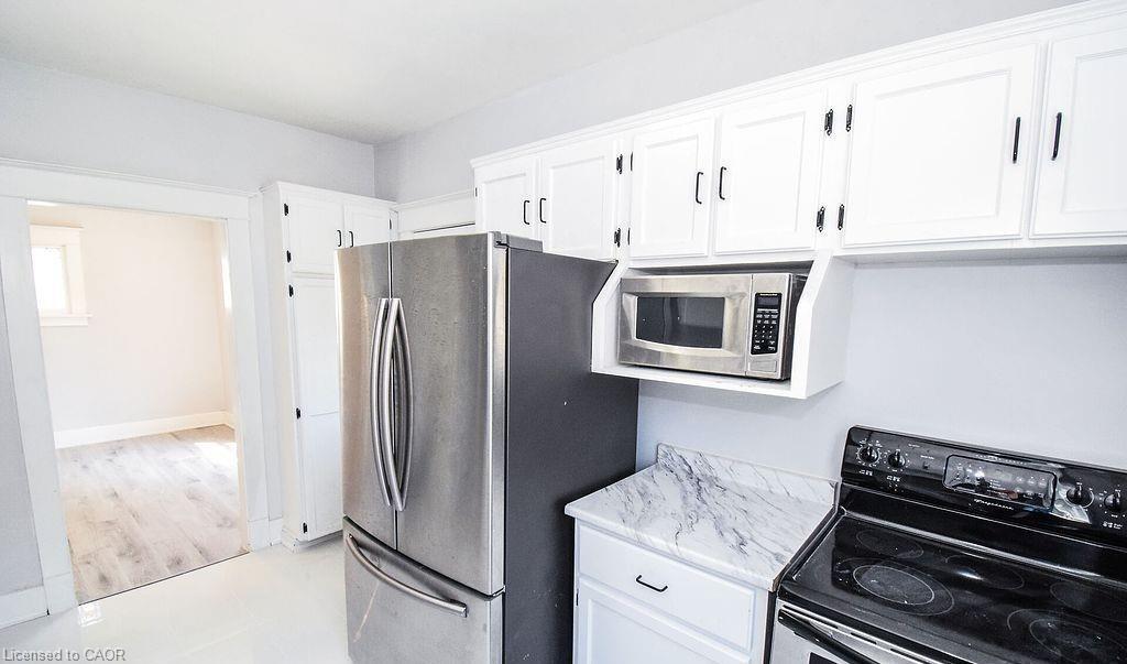 5810 Symmes Street, Niagara Falls, ON - Indoor Photo Showing Kitchen