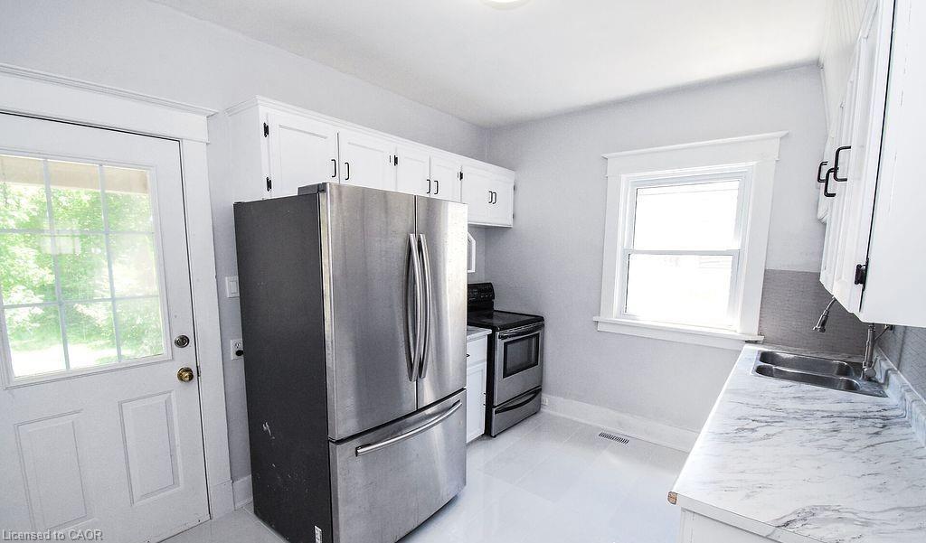5810 Symmes Street, Niagara Falls, ON - Indoor Photo Showing Kitchen