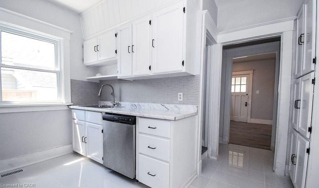 5810 Symmes Street, Niagara Falls, ON - Indoor Photo Showing Kitchen