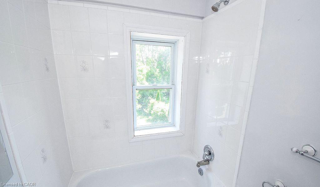 5810 Symmes Street, Niagara Falls, ON - Indoor Photo Showing Bathroom