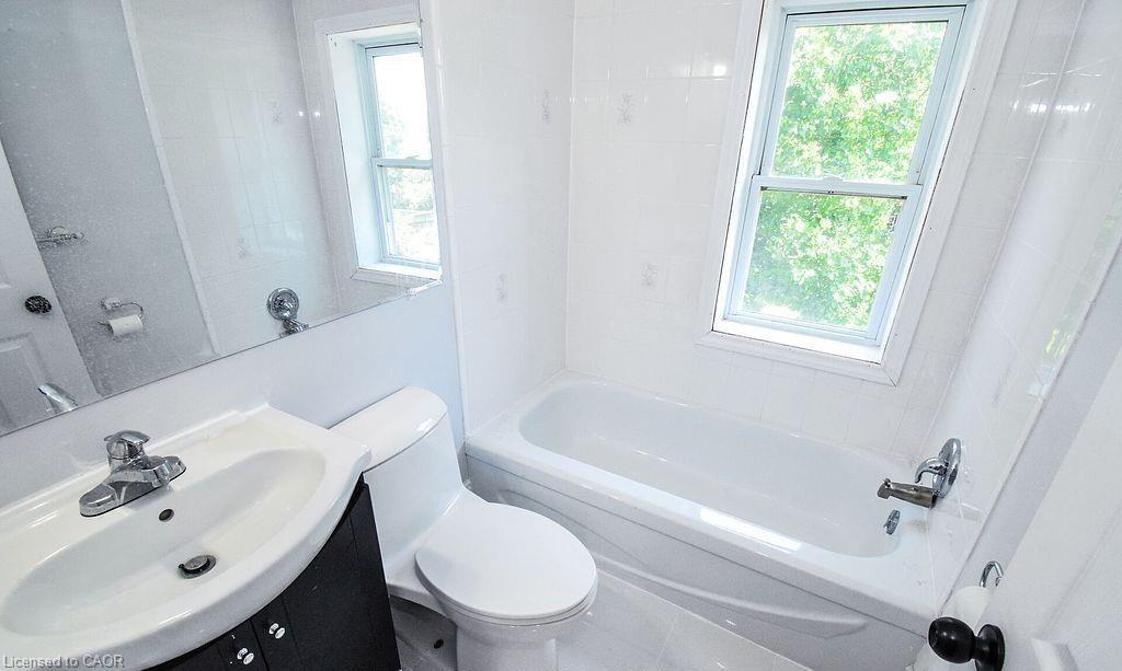 5810 Symmes Street, Niagara Falls, ON - Indoor Photo Showing Bathroom