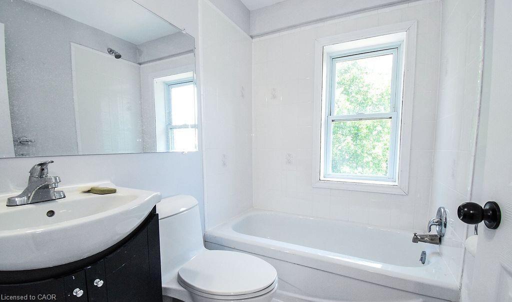 5810 Symmes Street, Niagara Falls, ON - Indoor Photo Showing Bathroom