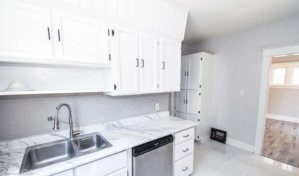 5810 Symmes Street, Niagara Falls, ON - Indoor Photo Showing Kitchen With Double Sink
