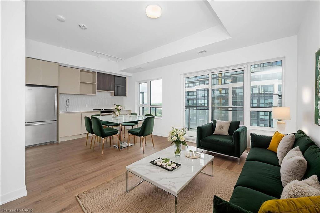 819-395 Dundas Street, Oakville, ON - Indoor Photo Showing Living Room
