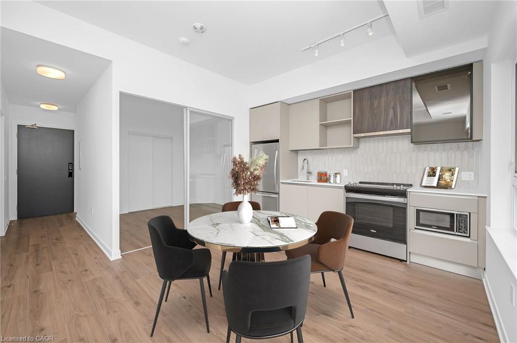 819-395 Dundas Street, Oakville, ON - Indoor