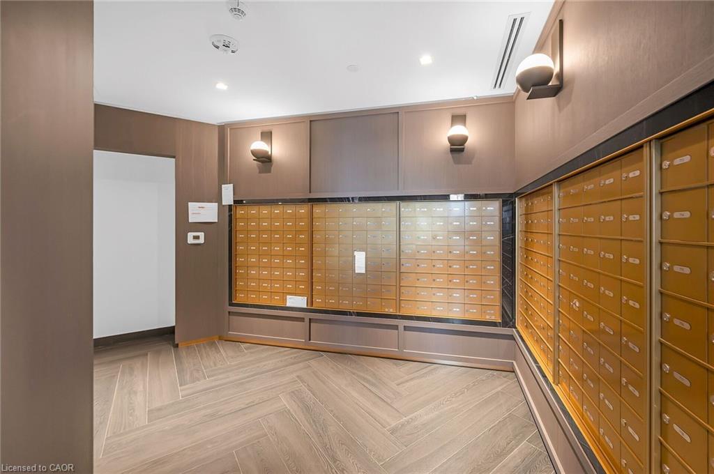 819-395 Dundas Street, Oakville, ON - Indoor Photo Showing Other Room