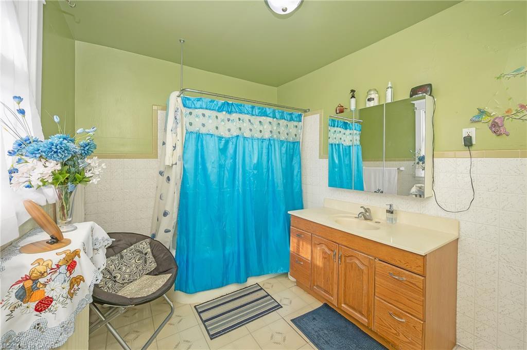 1088 King Street E, Hamilton, ON - Indoor Photo Showing Bathroom