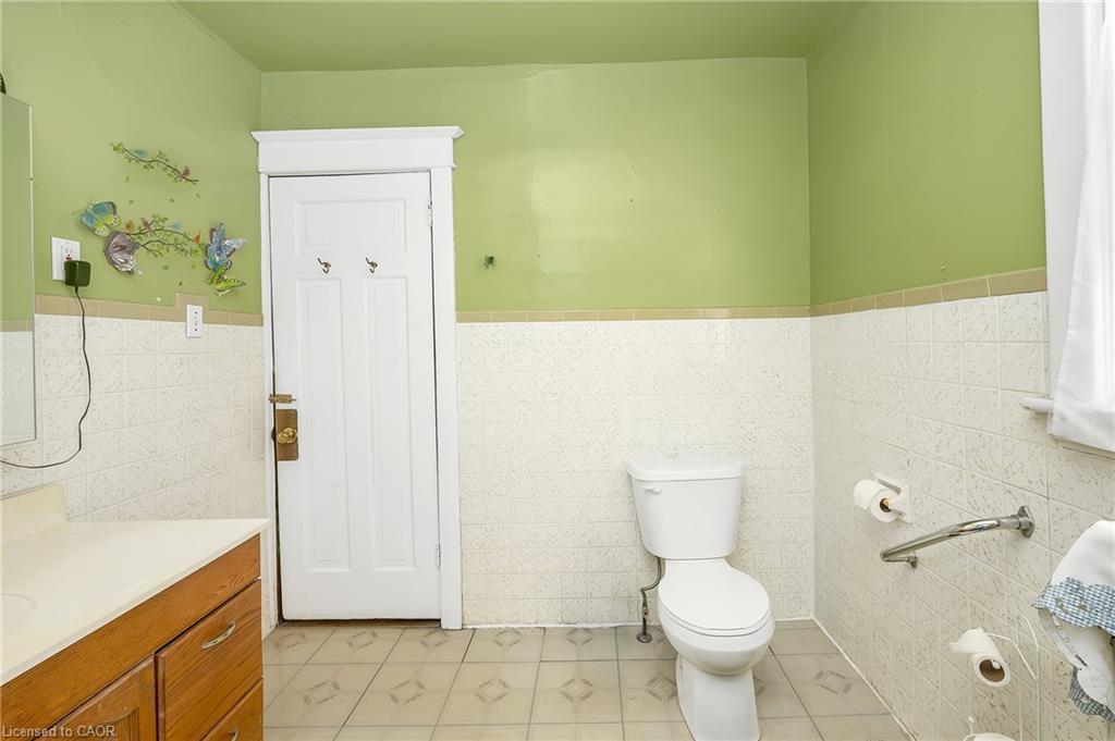 1088 King Street E, Hamilton, ON - Indoor Photo Showing Bathroom