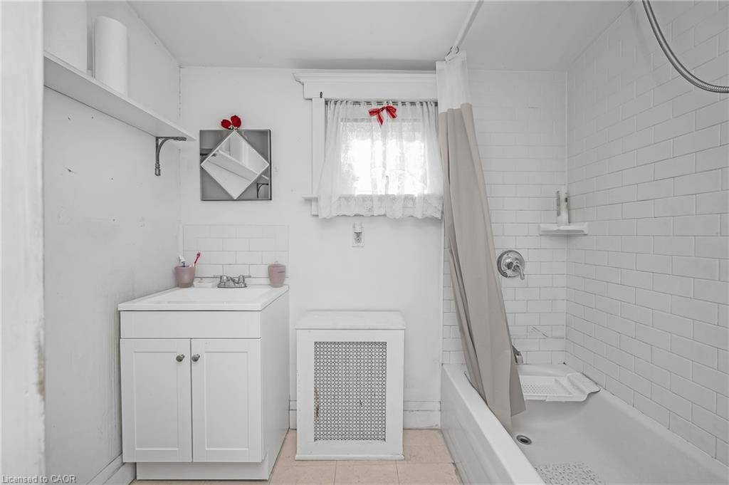1088 King Street E, Hamilton, ON - Indoor Photo Showing Bathroom