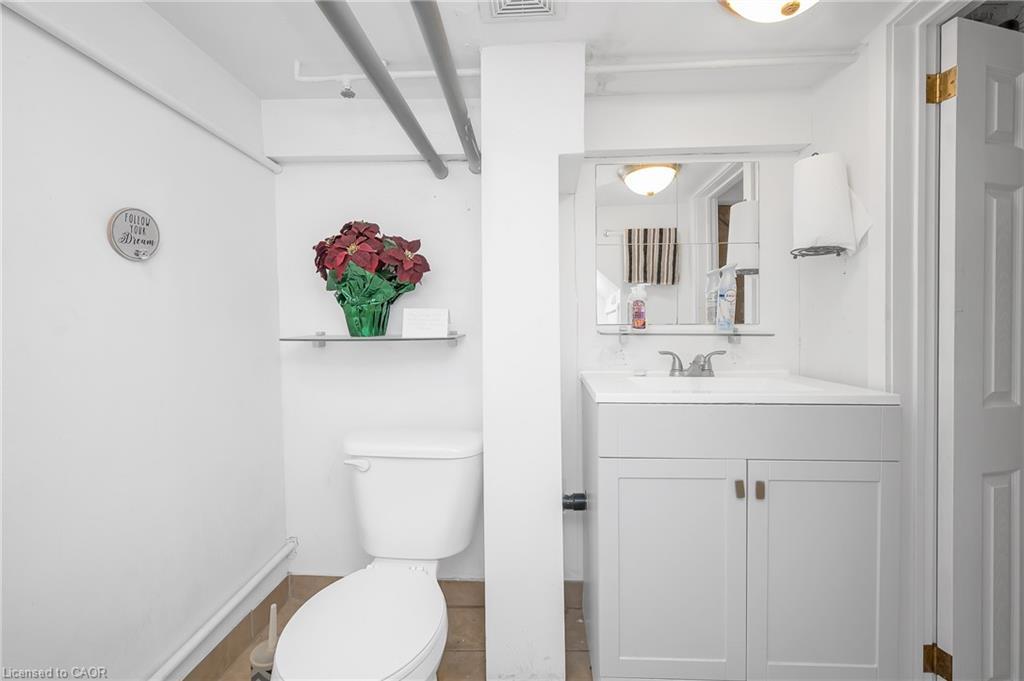 1088 King Street E, Hamilton, ON - Indoor Photo Showing Bathroom