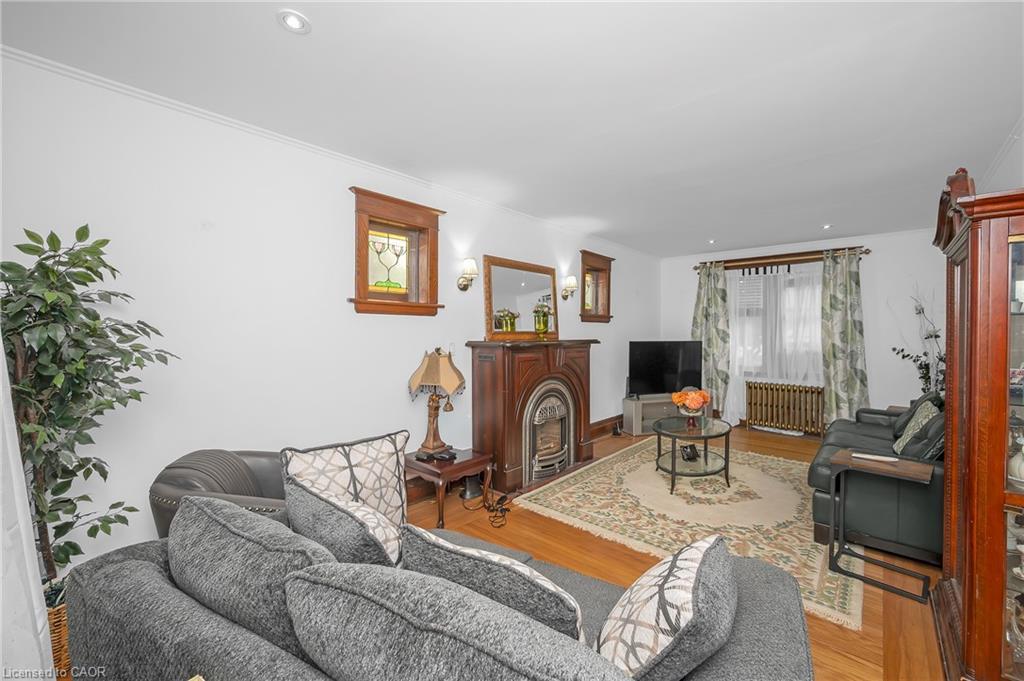 1088 King Street E, Hamilton, ON - Indoor Photo Showing Living Room