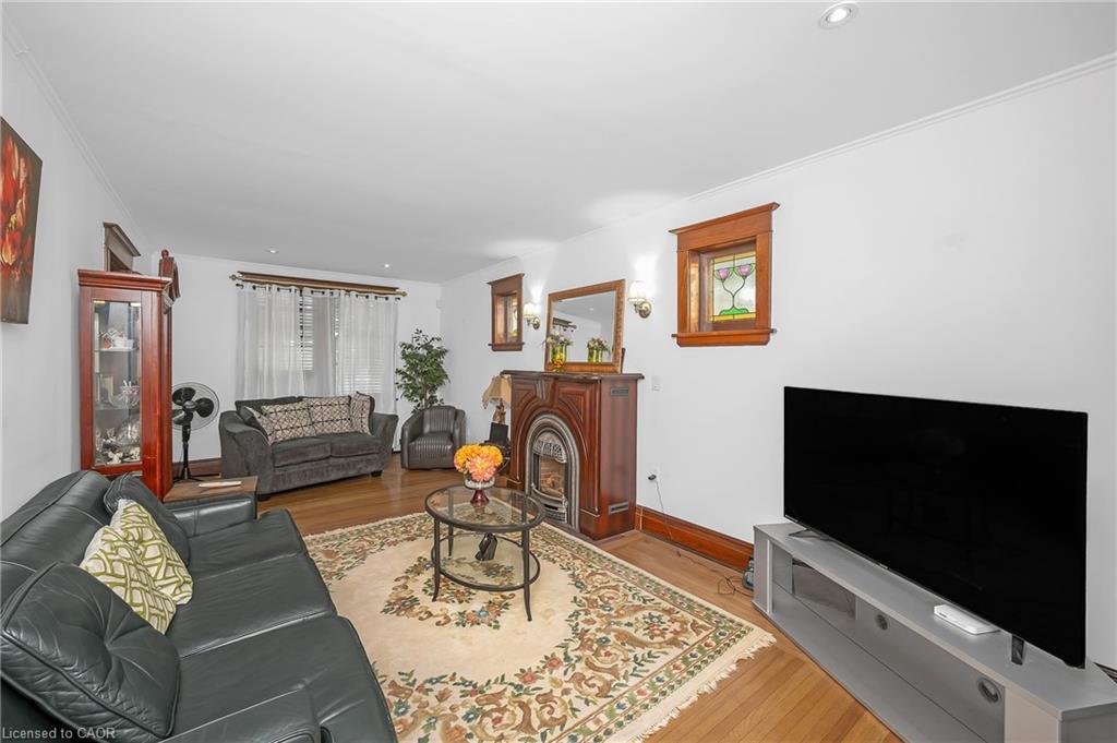 1088 King Street E, Hamilton, ON - Indoor Photo Showing Living Room