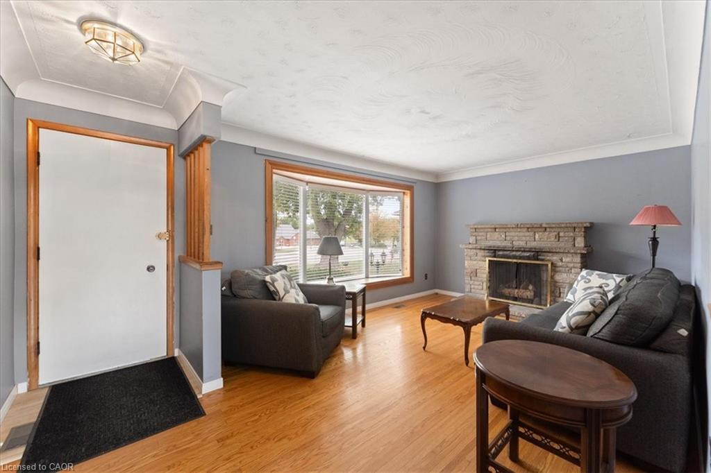 507 Upper Paradise Road, Hamilton, ON - Indoor Photo Showing Living Room With Fireplace