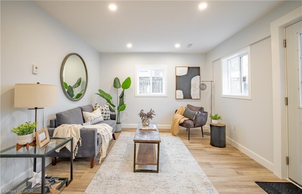 Garden Suite-521 South Pelham Road, Welland, ON - Indoor Photo Showing Living Room