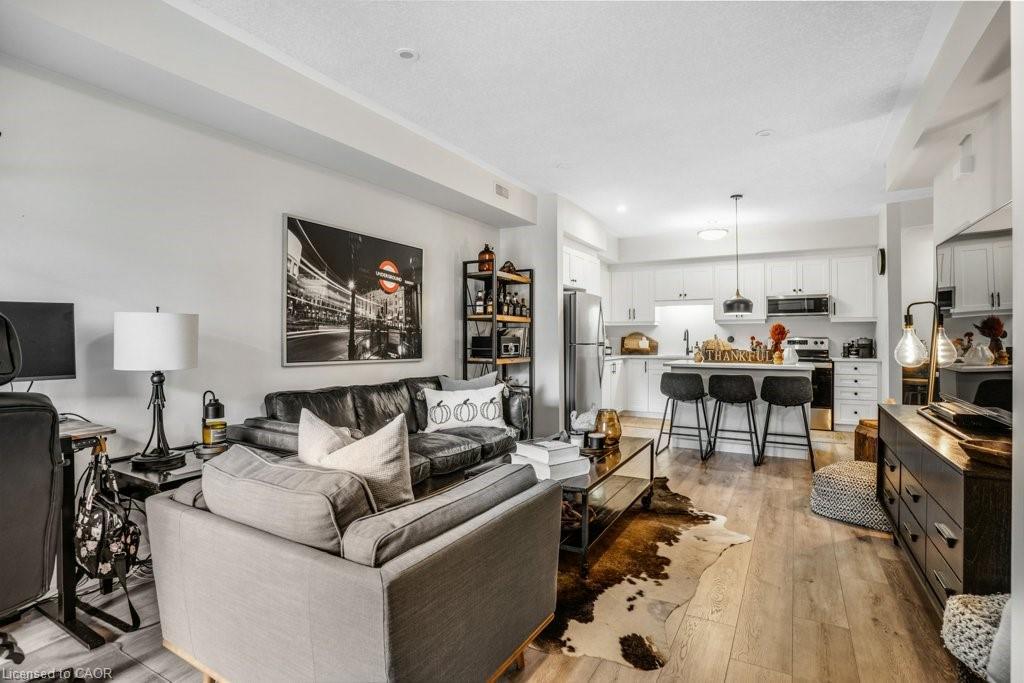 32-25 Isherwood Avenue, Cambridge, ON - Indoor Photo Showing Living Room