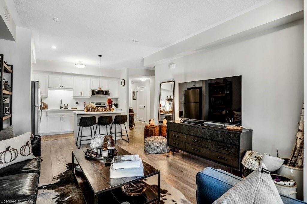 32-25 Isherwood Avenue, Cambridge, ON - Indoor Photo Showing Living Room