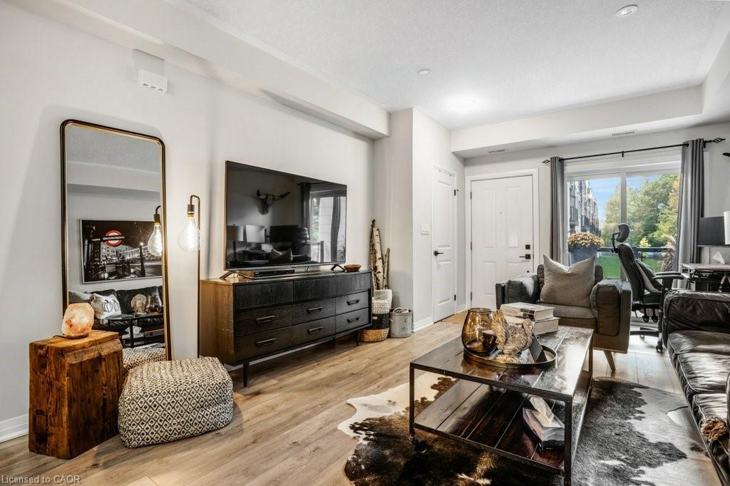 32-25 Isherwood Avenue, Cambridge, ON - Indoor Photo Showing Living Room