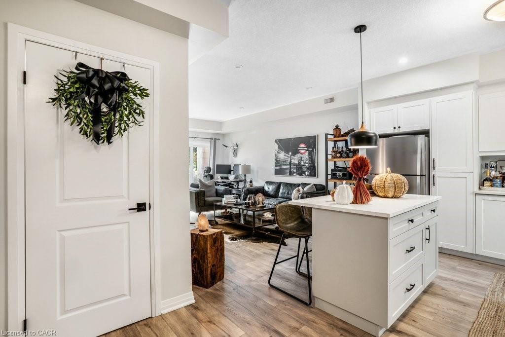32-25 Isherwood Avenue, Cambridge, ON - Indoor Photo Showing Kitchen With Upgraded Kitchen