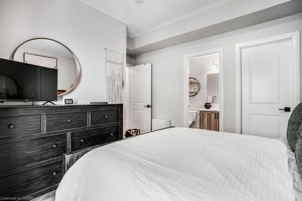 32-25 Isherwood Avenue, Cambridge, ON - Indoor Photo Showing Bedroom